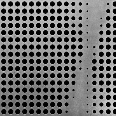 ASTM 304は穴10mmのあたりのステンレス鋼 シートのつや出しの版を打ち抜いた